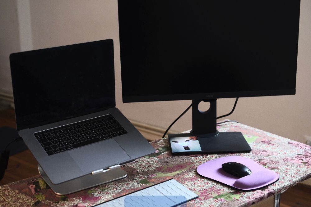 Computadora All In One y notebook comparadas en escritorio moderno