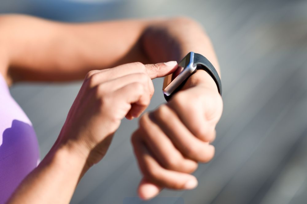 Smartwatch con diseño similar al Apple Watch sobre fondo claro
