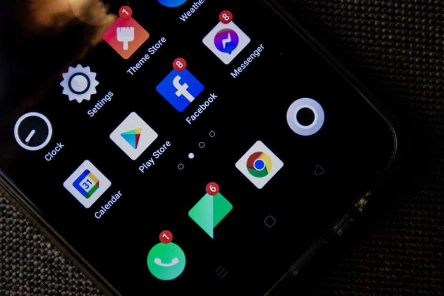 Pantalla de celular Oppo con aplicaciones sociales